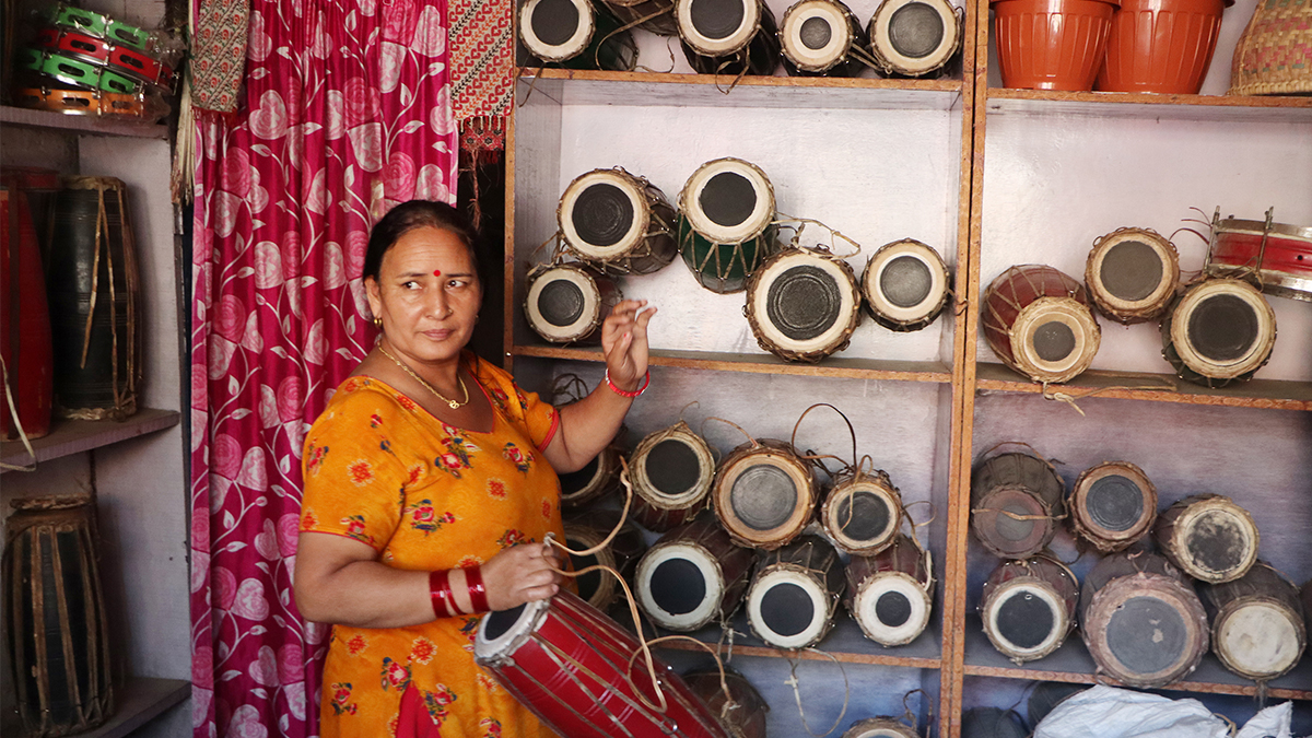सङ्कटमा मादल व्यवसाय